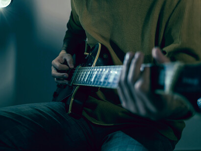 Guitarrista practicando con su instrumento