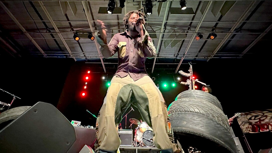 Rapper moçambicano Azagaia faz show ao vivo