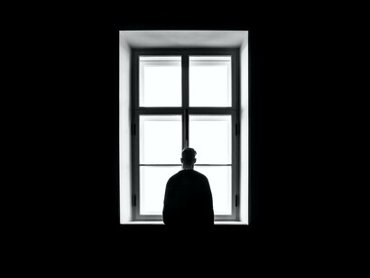 Il cervello dei singoli individui è diventato un lazzaretto, il luogo adatto in cui isolare i disagi dal resto della società, per evitarne il contagio