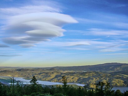 Altocumulus lenticularis duplicatus clouds