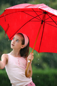 Criança contemplando a chuva