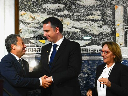 Cerimônia de aposição do quadro intitulado “8 de janeiro de 2023”, do artista plástico Vik Muniz. A obra foi registrada em fotografia e reconstrói a imagem do Palácio do Congresso Nacional a partir de vidro despedaçado, cartuchos de balas e restos de carpete azul coletados após a invasão ao Senado em 2023 e ficará em exposição permanente no Salão Azul, afixada em local próximo à entrada do Plenário da Casa