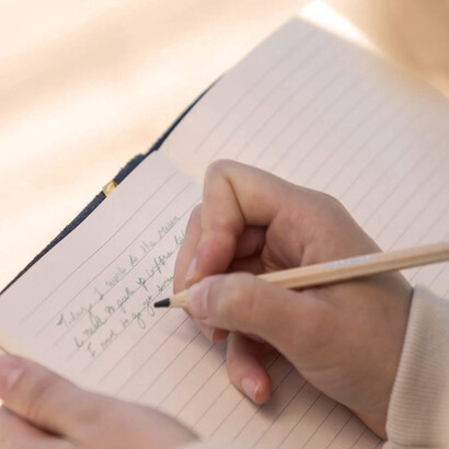 Mujer escribiendo un diario