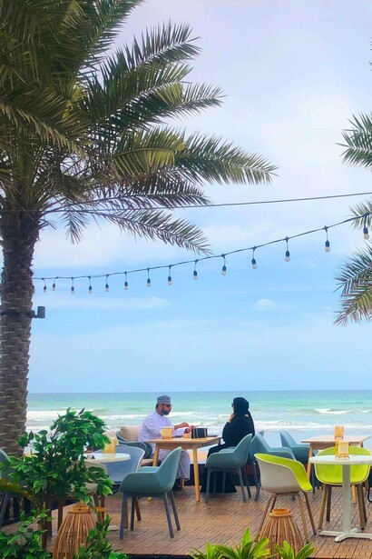 Café sul lungomare di Muscat, Sultanato dell'Oman