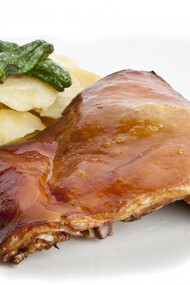 Plato de cochinillo asado