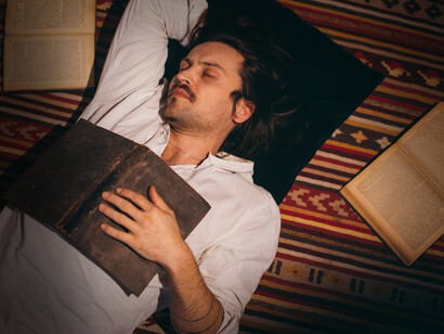 Poeta militante: no le falta tampoco el gesto desafiante, provocador, del espadachín y mosquetero que es