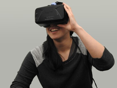 L'uomo si adatta continuamente ai cambiamenti tecnologici, cercando di mantenere il controllo su una realtà in costante evoluzione, in cui il confine tra uomo e macchina si fa sempre più sottile