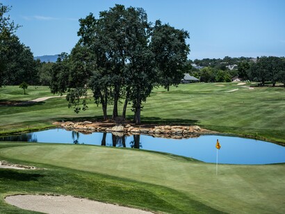 Un laghetto in un campo da golf