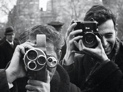 Paul McCartney, Photographers in Central Park, New York, february, 1964. Courtesy of Fine Arts Museums 