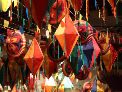 Balões coloridos pendurados e a organização visual dos elementos culturais que compõem as festas de São João no Brasil afora