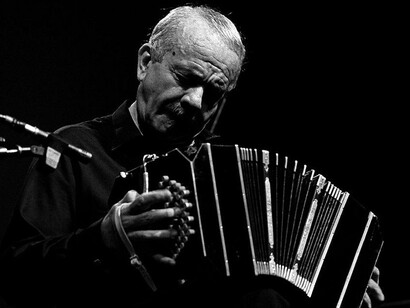 Ástor Piazzolla fue un bandoneonista y compositor argentino considerado uno de los músicos más importantes del siglo XX