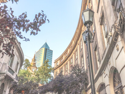Santiago, capital de Chile. Tú, ciudad, tienes tus propios lamentos anónimos y no es preciso aquí contar los males del escriba caminante