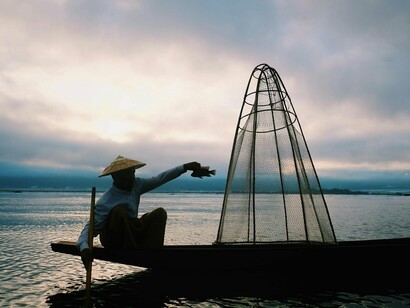 Pescadores. Todas as noites em que Pedro ia para o mar, despediam-se com um beijo luminoso. Era o beijo da protecção, da razão, da esperança. Os dois olhavam-se por duas luas cúmplices como as luzes que se avistam os pescadores no horizonte. Entreolhavam-se durante toda a ausência sem nunca se perderem de vista (apontava-nos o farol que se avistava da costa)



