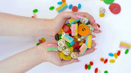 Mão segurando doces