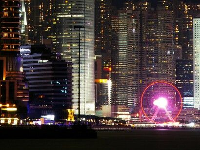 Hong Kong, China. A população mundial chegou aos 8 bilhões em fins de 2022 com países como China e Índia figurando com mais de 1 bilhão de pessoas. O relatório do Fundo de Populações do ano seguinte, 2023, trouxe um título e um subtítulo que certamente sintetiza tudo: 8 Bilhões de Vidas, Infinitas Possibilidades: Em defesa de direitos e escolhas