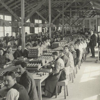Durante la prima guerra mondiale anche le donne trovano sempre di più impiego nell’industria metalmeccanica, ad esempio presso Piccard & Pictet a Ginevra. 

Museo nazionale svizzero