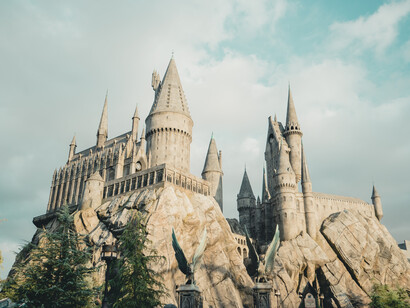 Abracadabra, significado y origen etimológico: según el Diccionario de la Lengua española, el término proviene del latín tardío 'abracadabra'. La define como: «palabra cabalística a la que se atribuyen efectos mágicos» 