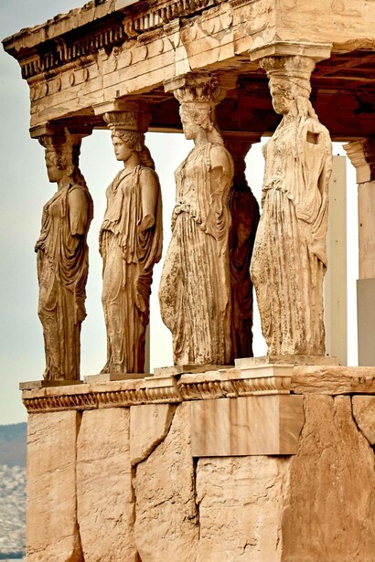 L'Eretteo, l'antico tempio greco situato in cima all'Acropoli di Atene, con le sue magnifiche Cariatidi