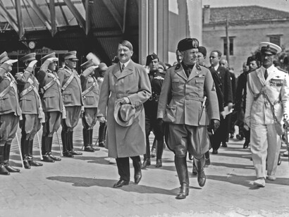 Adolf Hitler e Benito Mussolini camminano davanti ai militari che salutano durante la visita di Hitler a Venezia, Italia, giugno 1934