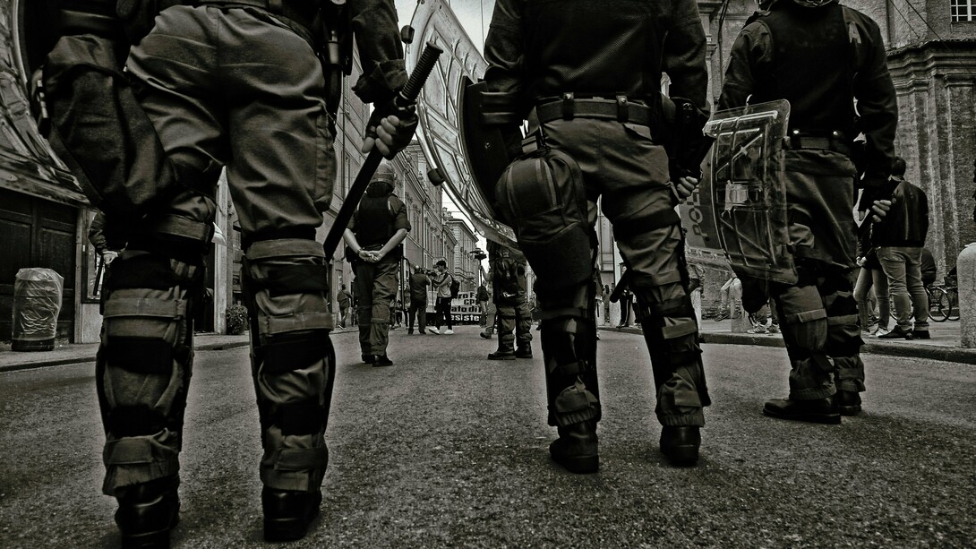 “Sr. Inspetor, está tudo bem?” Perguntou o motorista ao ver o seu superior a caminhar lentamente numa postura pesada. Aquela árvore, o cão, o casal, tudo lhe circundava numa tontura estranha. Albino, nessa noite, dormiu mal. Sonhava com o cão, a imagem da mãe e do pai fragmentada pela rigidez da sua formação. Na escuridão da noite, voltava a sentir a dor nas suas costas, nas suas mãos, das penalizações e castigos que passara ainda em criança