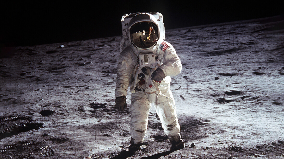 El astronauta Buzz Aldrin, piloto del módulo lunar, camina sobre la superficie de la Luna durante la expedición del Apolo 11, el 21 de julio de 1969