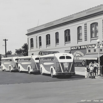 John Baeder, Holt’s café and bus stop, Boonville, Missouri, 1972. Courtesy of Galerie Vallois