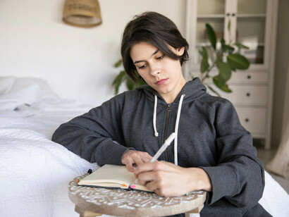 Hasta que el mismo abismo abra sus  
miedos, concebiré en el borde la palabra