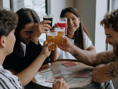 Amigos se divertem no bar. Estavam em dois carros. Por alguma razão, Henry pede para Nina o aguardar no calçadão junto a Vina e Little Anne, pois o seu carro estava num quarteirão atrás. Com alguma dificuldade Henry encontra o seu carro, conduz até a pista da praia, olha para o calçadão e não encontra ninguém. Conclui que Nina já teria ido com os demais para a Clipper e segue para o Leblon