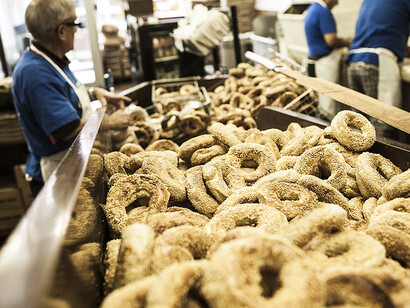 David De Stefano, Enrobage des bagels
 dans des graines de sésame, St-Viateur
 Bagel, Montréal, 2012. Avec l’aimable
 autorisation de St-Viateur Bagel
