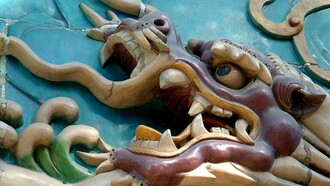 Relieve con la figura de un dragón en Beijing, China