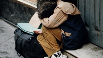 Un hombre sin hogar en las calles de Santiago de Chile