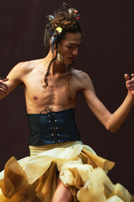 Modelo usa cropped e saia enquanto dança para uma sessão de fotos