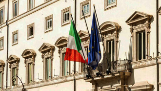 Bandera oficial de la República Italiana junto a la Bandera de la Unión Europea en Roma, Italia
