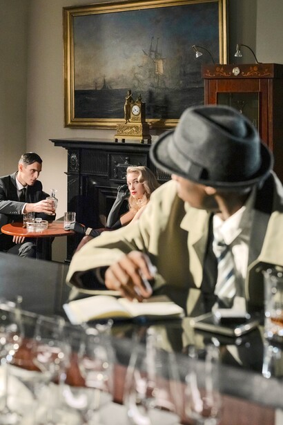 Homem suspeito no bar observa casal na mesa