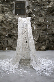 Il mantello della regina delle nevi, 2014. Carta, perline, filo metallico, dimensioni variabili  (h. 200 cm circa). Ph. Piier.  Courtesy Galleria Continua, San Gimignano / Beijing / Les Moulins 