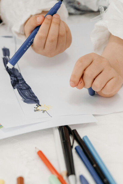 Como a mediação familiar e escolar influencia o desenvolvimento artístico das crianças