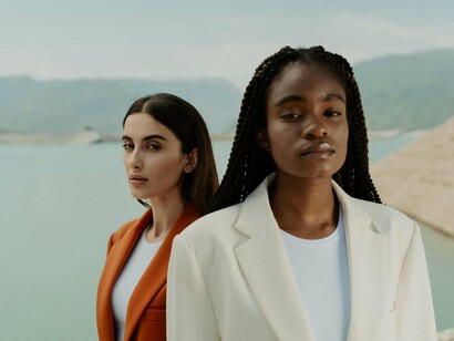 Editorial de moda com uma modelo branca e uma negra. "Muitas agências têm como principal objetivo enviar modelos para fora do país, mas o perfil que elas buscam é, geralmente, o padrão europeu: branco, magro e alto. Na minha visão do que eu acompanho da moda, para padrão masculino, eu acho uma falha das agências buscar sempre aquele modelo branco, alto"

