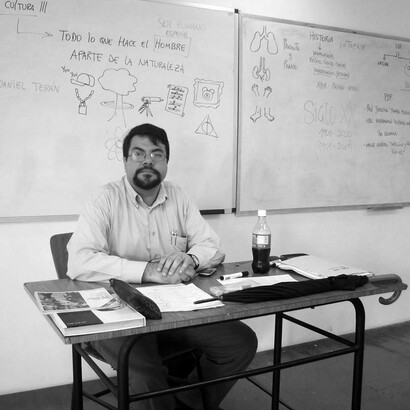 Daniel Terán-Solano en su salón de clases