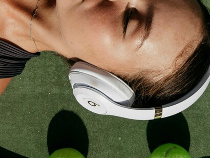 Ignorar a importância do descanso pode trazer consequências sérias e de longo prazo. Um dos problemas mais comuns que surgem da negligência da recuperação é a síndrome de overtraining, condição em que o atleta ultrapassa sua capacidade de recuperação. Isso gera um estado de fadiga crônica, queda brusca no desempenho, alterações hormonais, distúrbios do sono e sintomas psicológicos como irritabilidade e desmotivação. A síndrome de overtraining pode exigir semanas ou até meses para ser revertida e, em muitos casos, pode interromper carreiras promissoras