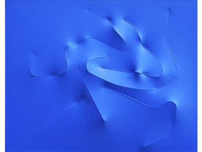 Agostino Bonalumi, Blu, 1993, Vinyl tempera on shaped canvas, 114 x 146 cm, Courtesy Archivio Bonalumi and Mazzoleni London