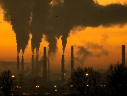 Horizonte urbano contaminado por fábricas
