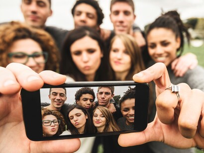 Treintañeros haciéndose un selfie
