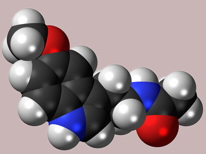 Se la conoce como la hormona del sueño porque se produce cuando no hay luz. Modelo de relleno espacial de la molécula de melatonina, una hormona que regula el ciclo diurno y nocturno en los animales. Carbono, C: negro. Hidrógeno, H: blanco. Oxígeno, O: rojo. Nitrógeno, N: azul