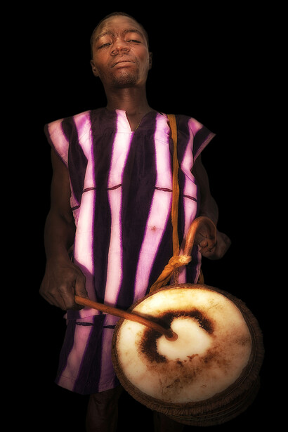 Burkina Faso – Suonatore di tamburo durante il Festival delle Maschere di Foglie nella regione di Houndé