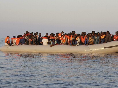 Un barcone con immigrati