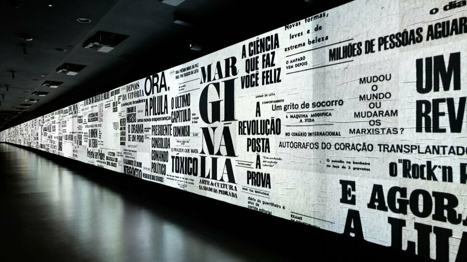 Grande painel expositivo do Museu da Língua Portuguesa apresenta palavras, manchetes e expressões que marcaram diferentes momentos da comunicação escrita em português. A história da ortografia acompanha as transformações da própria língua ao longo dos séculos. Painel expositivo no Museu da Língua Portuguesa, Praça da Luz, São Paulo, SP, Brasil