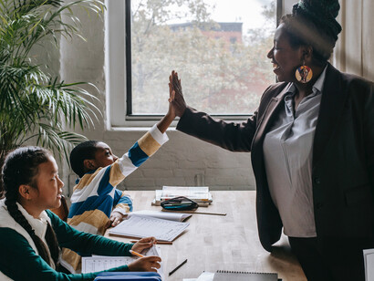 Professora dá insumos positivos sobre conhecimentos prévios de alunos sobre a Africa em aula de História