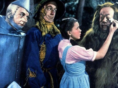 Dorothy wiping the tears of Lion in The Wizard of Oz (1939)