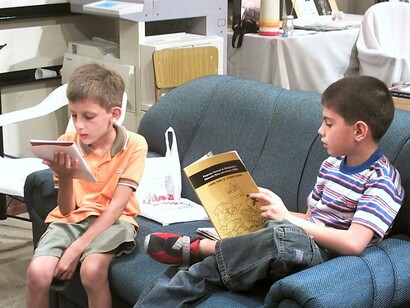 Dos niños con sus libros de texto