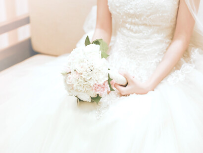 Novia sujeta el ramo de la boda. Cada novia debe ponerse el vestido que más le apetezca siempre y sin excepción